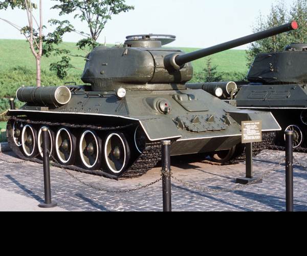WWII Battle Tanks: T-34 vs. Tiger